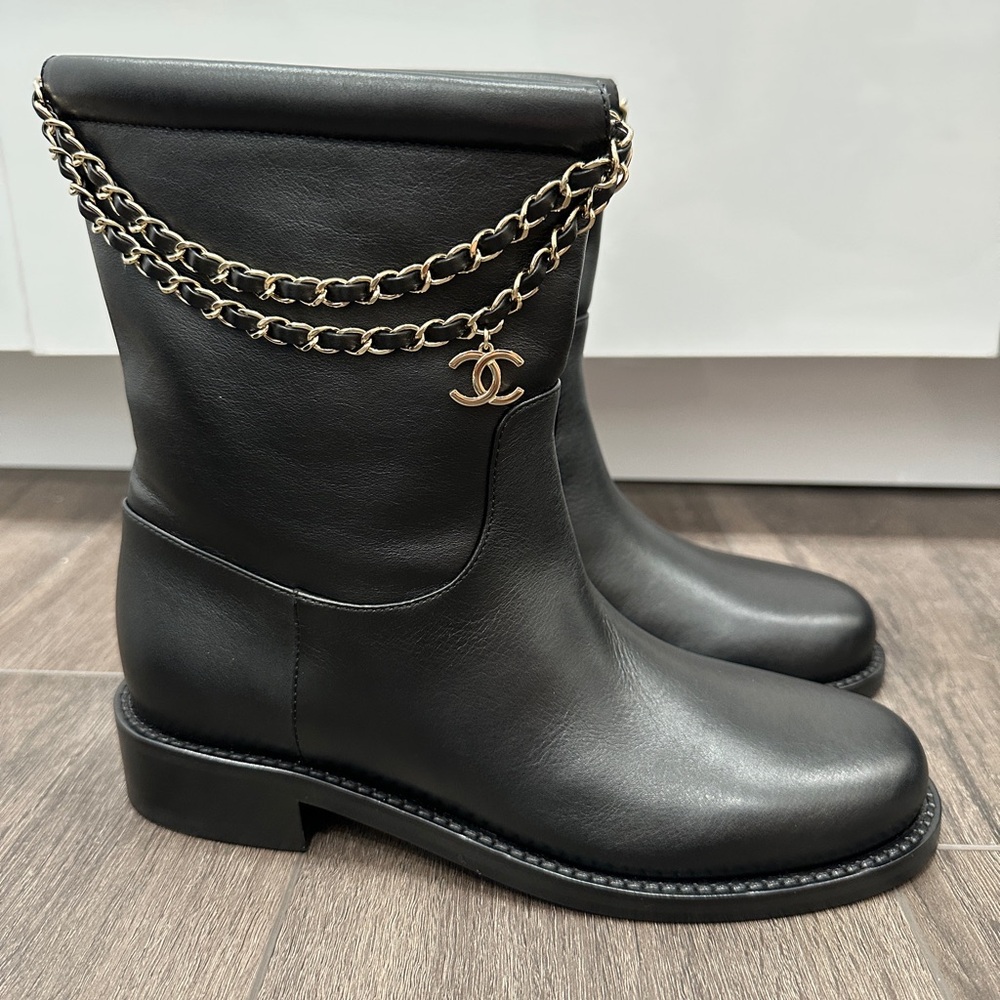 NEW 2025 CHANEL BLACK Leather SHORT BOOTS WITH GOLD CC CHARMS size 38